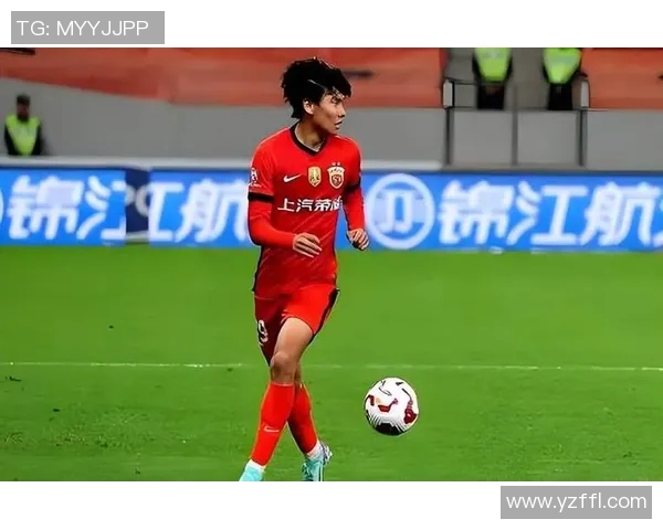 香港足球明星队展现卓越踢球水平引发球迷热烈关注与期待